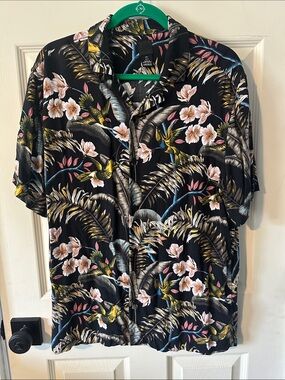 H&M Black Tropical Floral Short Sleeve Button-Down Shirt